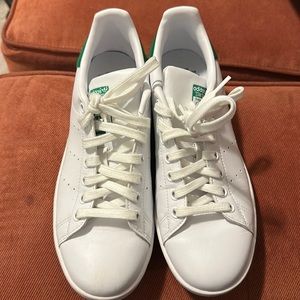 Hi I’m selling these Stan smith adidas only worn one or twice